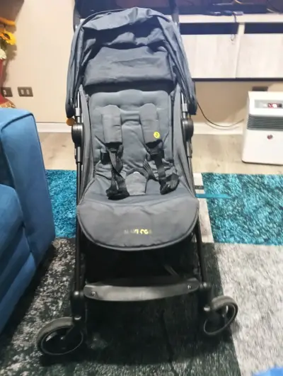 Coche de paseo Momi gris con capota ajustable - miniatura 1