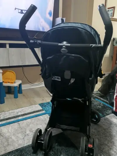 Coche de paseo Momi gris con capota ajustable - miniatura 4