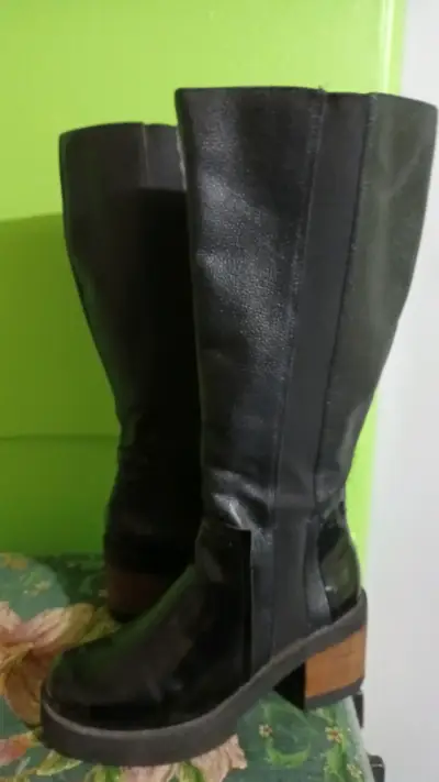 Botas negras de cuero para mujer con tacón - miniatura 4