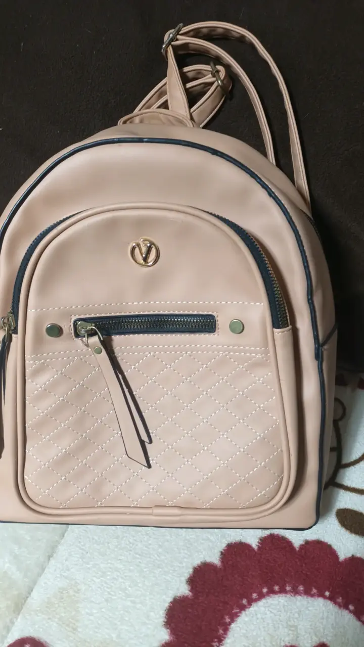 Mochila beige con diseño acolchado - 1