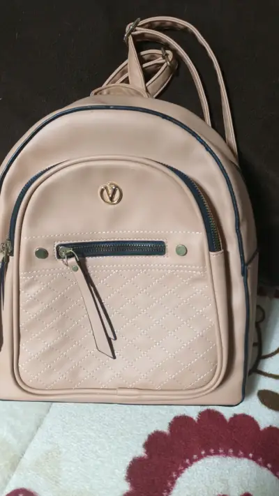 Mochila beige con diseño acolchado - miniatura 1