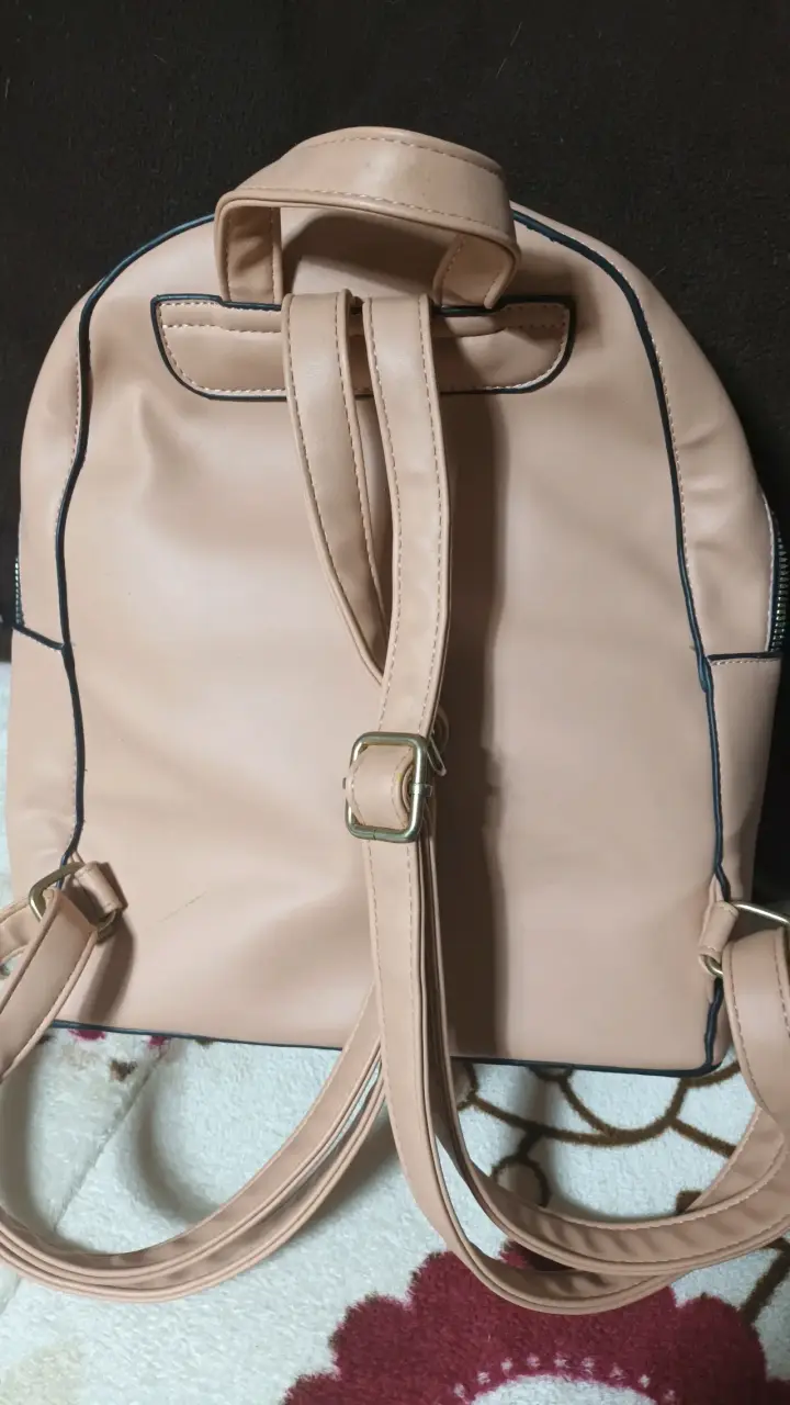 Mochila beige con diseño acolchado - 2