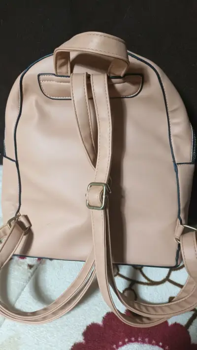 Mochila beige con diseño acolchado - miniatura 2