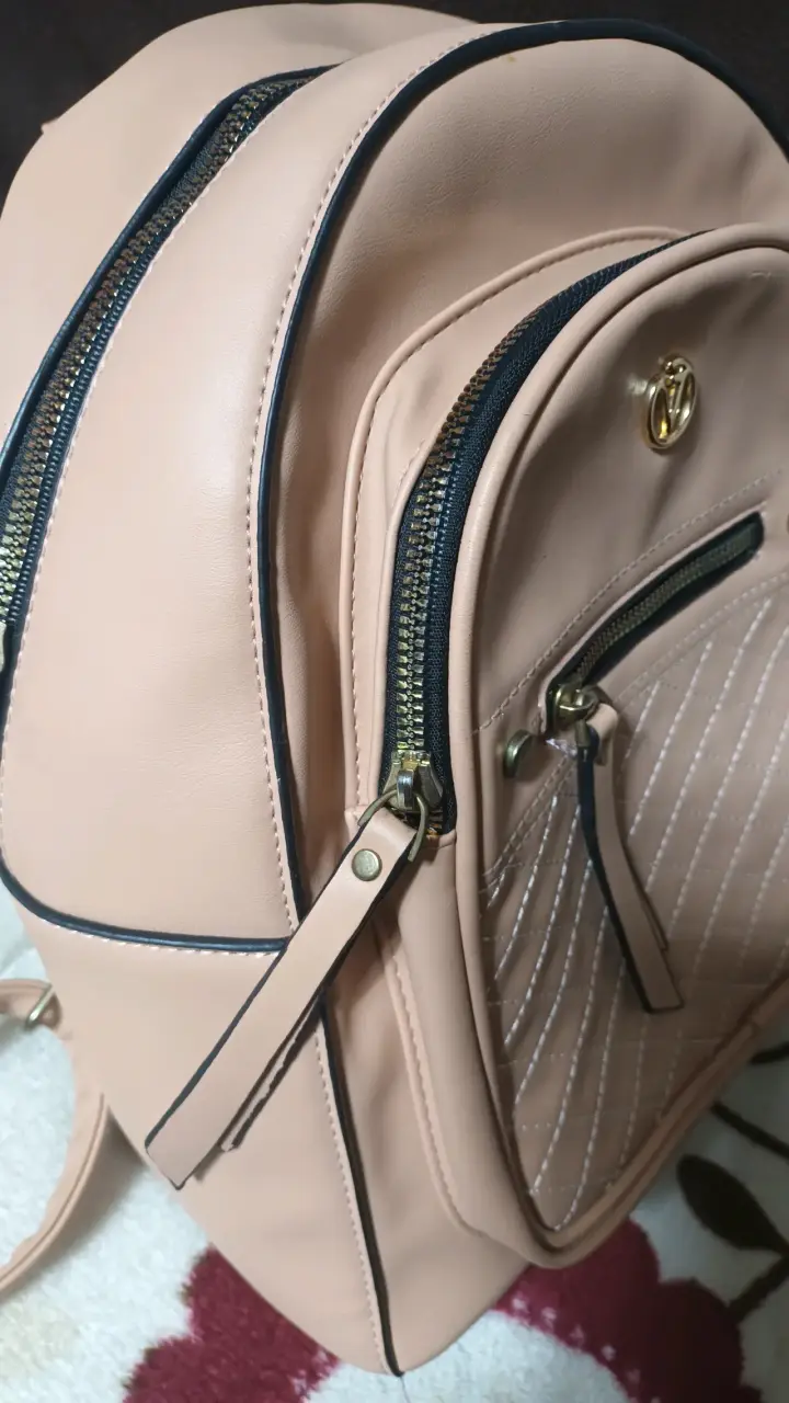 Mochila beige con diseño acolchado - 3