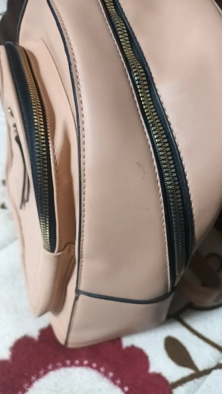 Mochila beige con diseño acolchado - 4