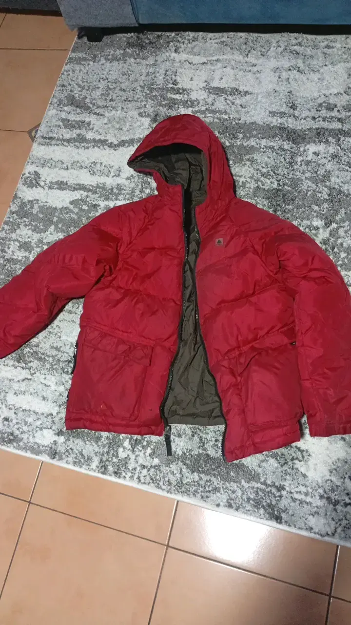 Chaqueta de invierno roja con capucha - 1
