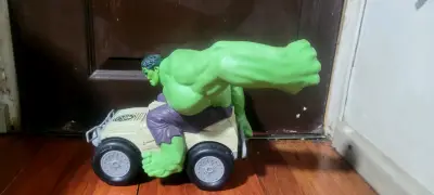 Figura de Hulk en vehículo de juguete - miniatura 1