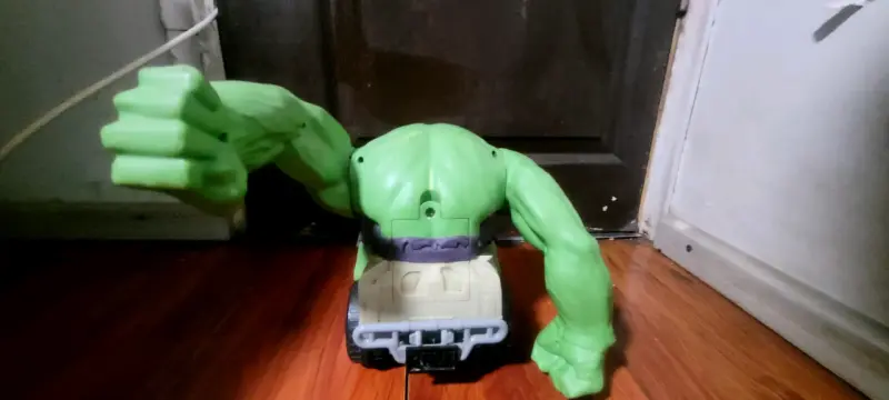 Figura de Hulk en vehículo de juguete - 2