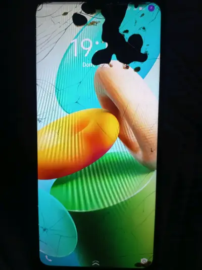 Smartphone Vivo con pantalla rota - miniatura 1