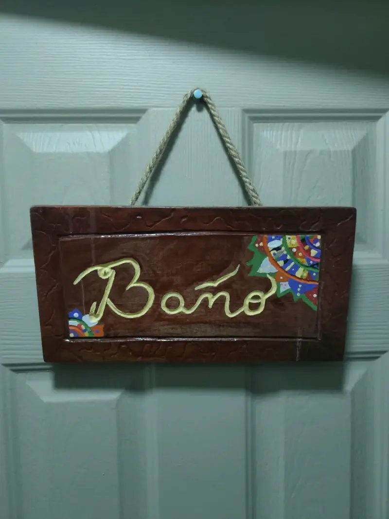 Cartel decorativo para baño de madera