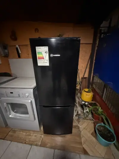 Refrigerador Mademsa negro con congelador inferior - miniatura 1
