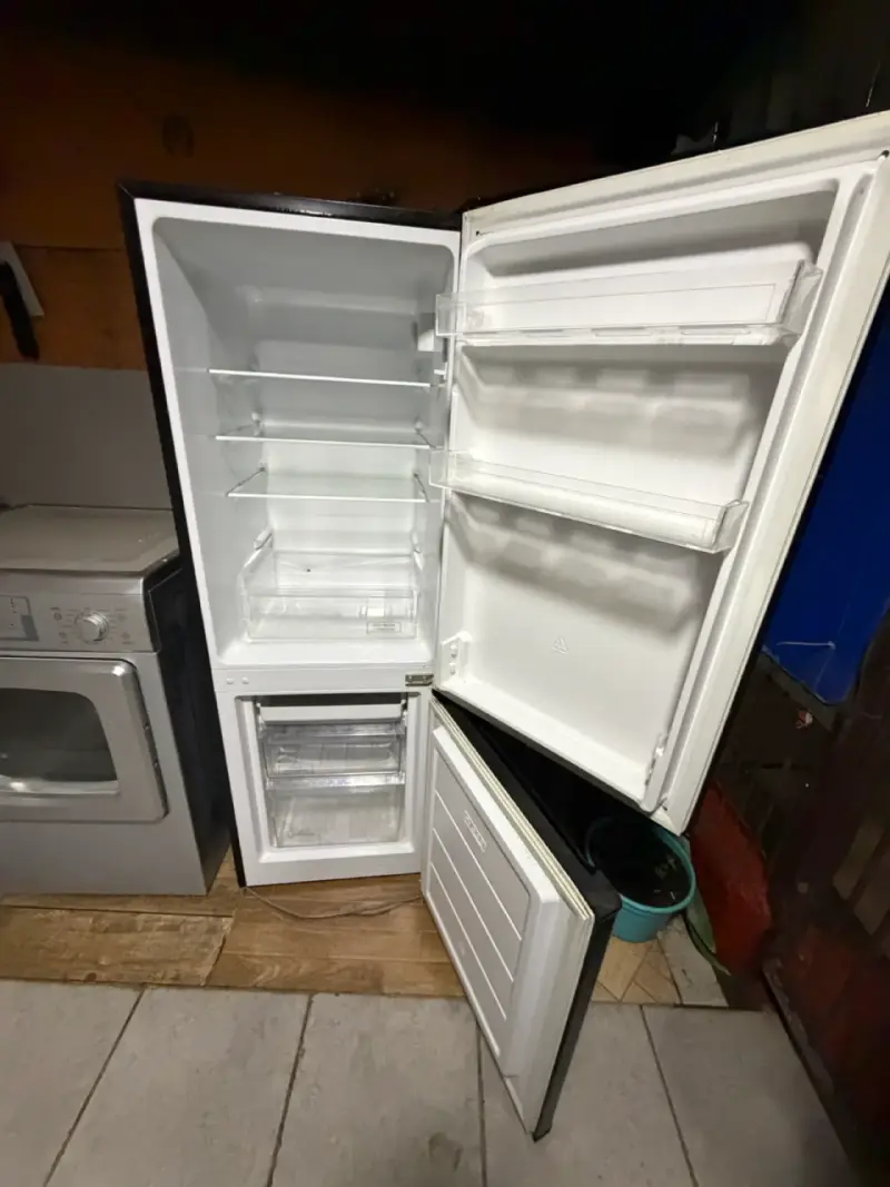 Refrigerador Mademsa negro con congelador inferior - 2