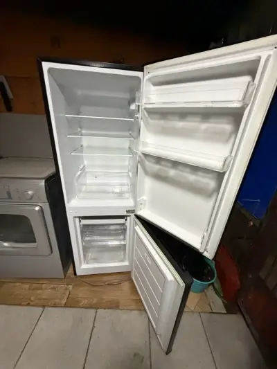Refrigerador Mademsa negro con congelador inferior - miniatura 2