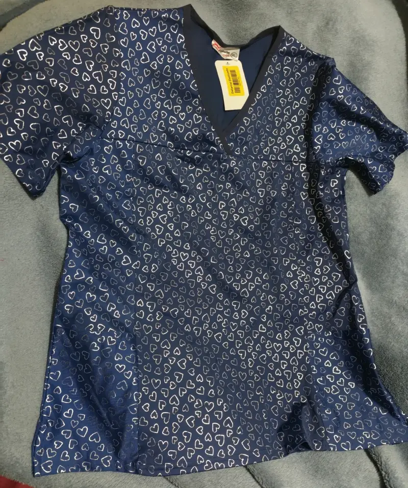 Blusa médica azul con estampado de corazones