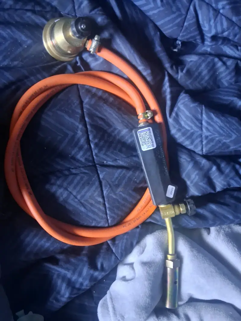 Soplete de gas con manguera naranja
