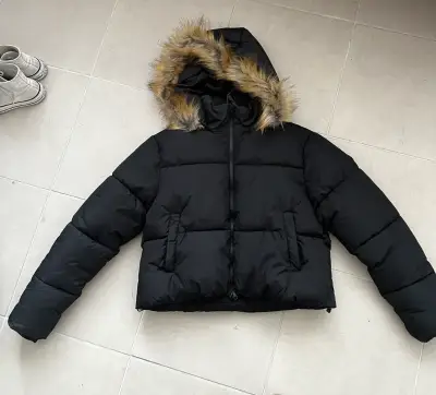 Chaqueta acolchada negra con capucha de piel - miniatura 1