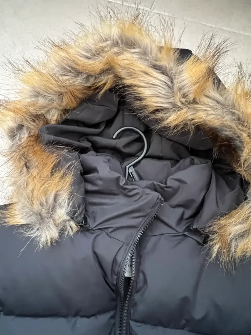 Chaqueta acolchada negra con capucha de piel - 2