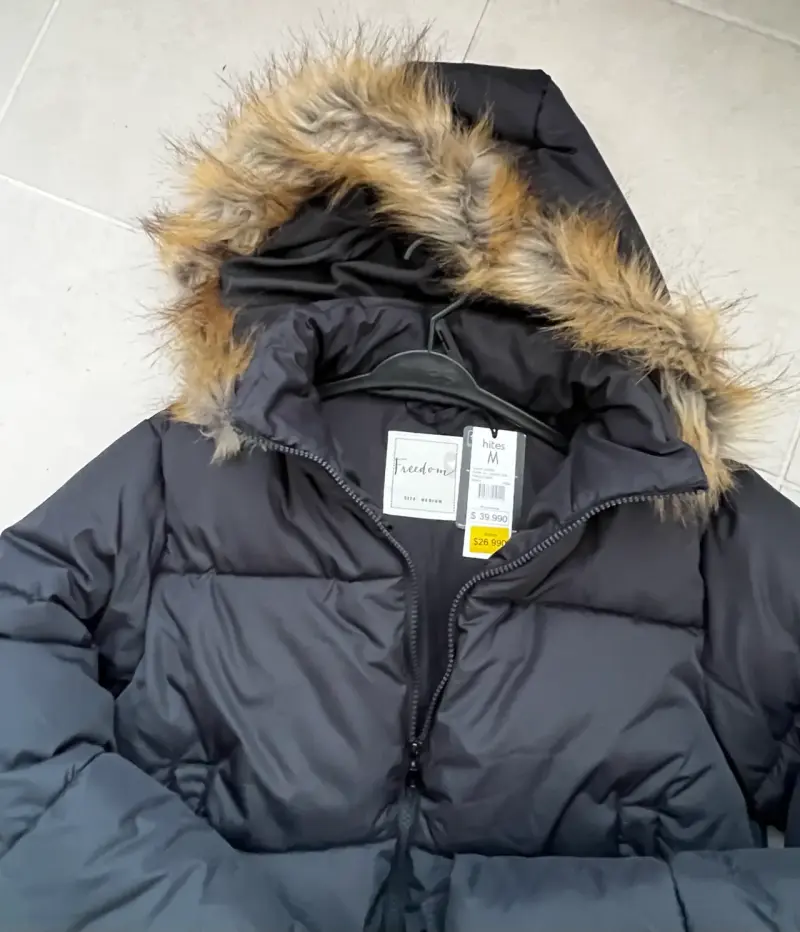 Chaqueta acolchada negra con capucha de piel - 3