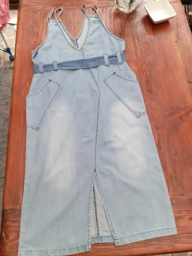 Vestido de mezclilla con tirantes y cinturón