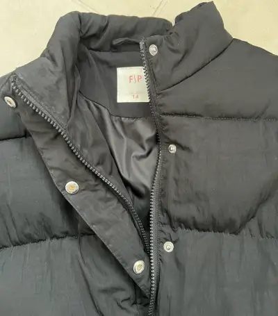 Chaqueta acolchada negra para mujer - miniatura 2
