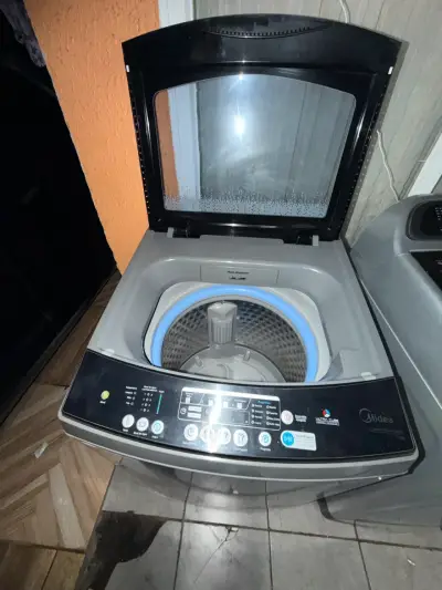 Lavadora automática Midea 16 kg en buen estado - miniatura 3