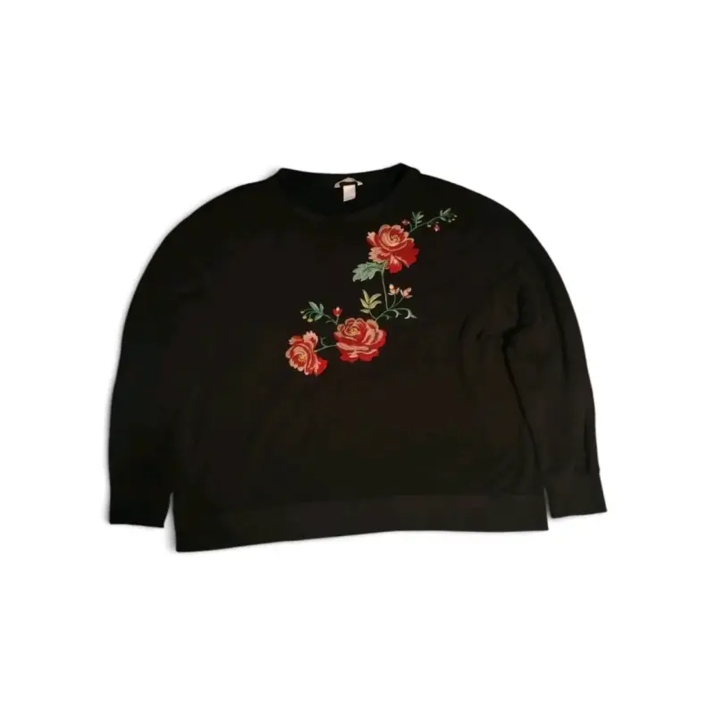 Suéter negro con bordado floral - 1