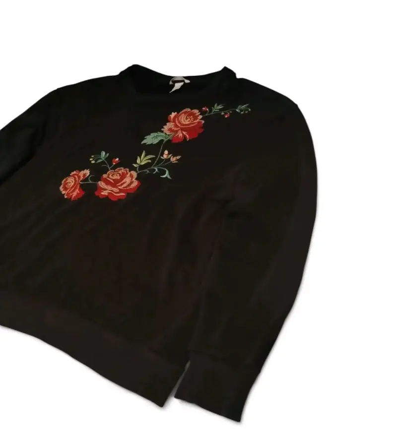 Suéter negro con bordado floral - 2