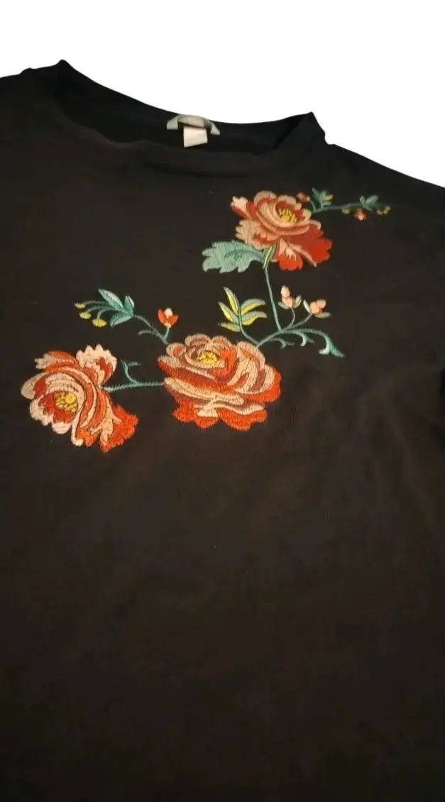 Suéter negro con bordado floral - 3