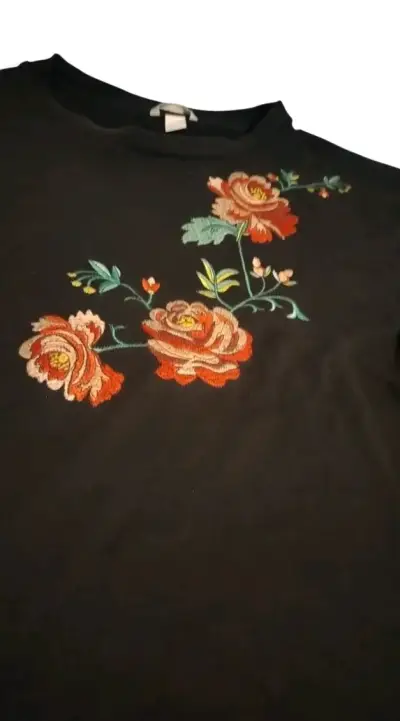 Suéter negro con bordado floral - miniatura 3