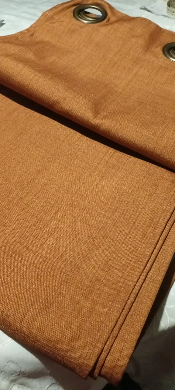 Cortinas de tela con ojales en colores naranja y morado - 5