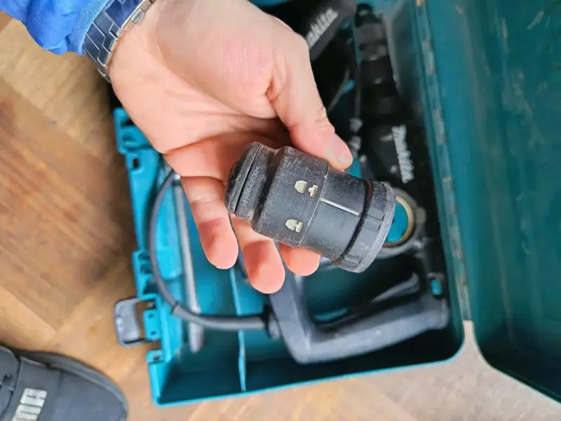 Rotomartillo Makita HR2810T con estuche - 2