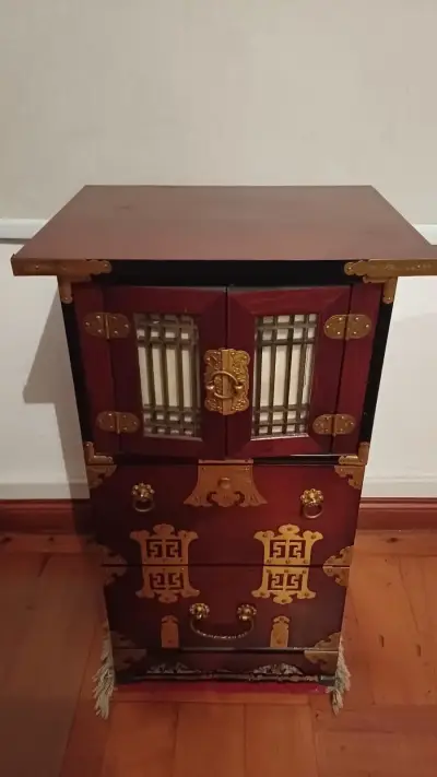 Armario oriental de madera con detalles dorados - miniatura 1