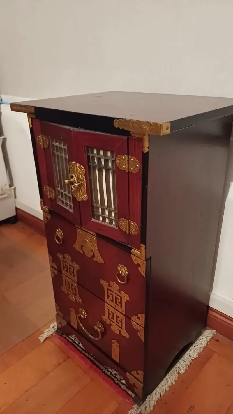 Armario oriental de madera con detalles dorados - 2
