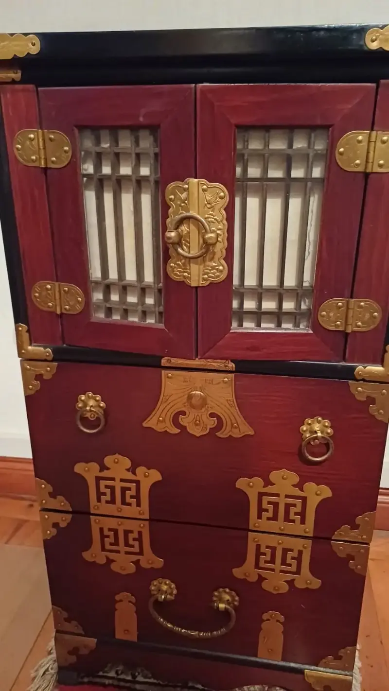 Armario oriental de madera con detalles dorados - 3