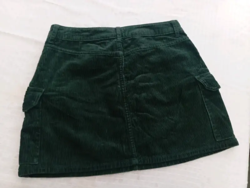 Falda de pana verde con bolsillos - 2