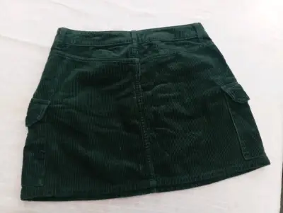 Falda de pana verde con bolsillos - miniatura 2