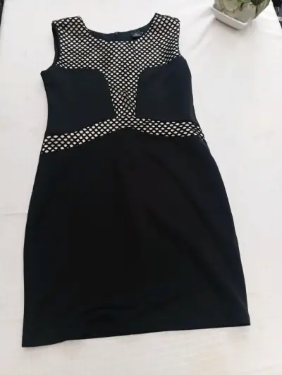 Vestido negro con diseño de malla elegante - miniatura 1