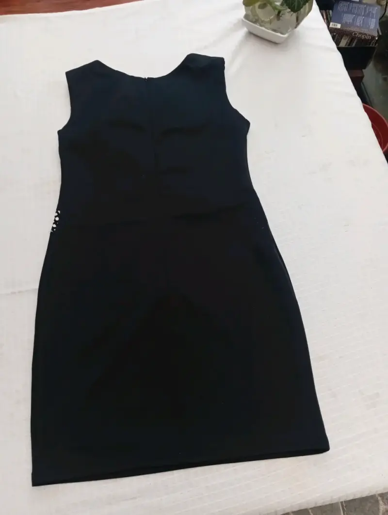 Vestido negro con diseño de malla elegante - 2
