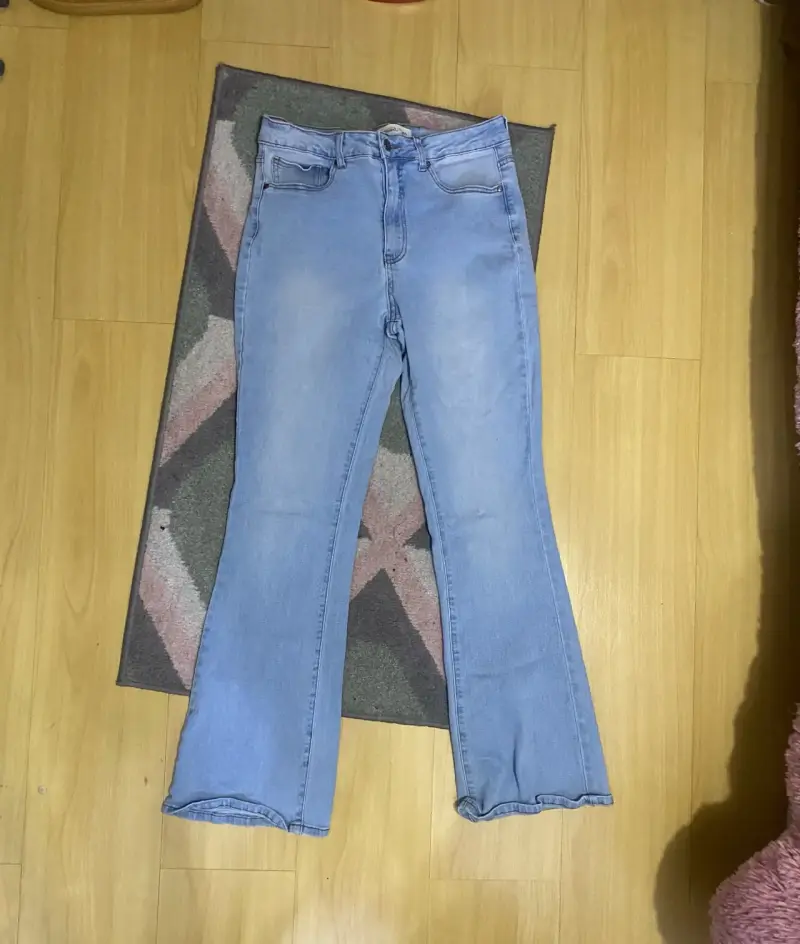 Jeans acampanados azul claro para mujer - 1