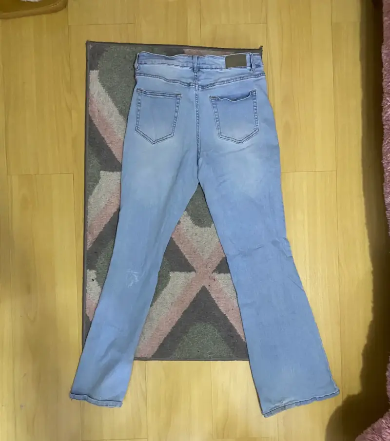 Jeans acampanados azul claro para mujer - 2