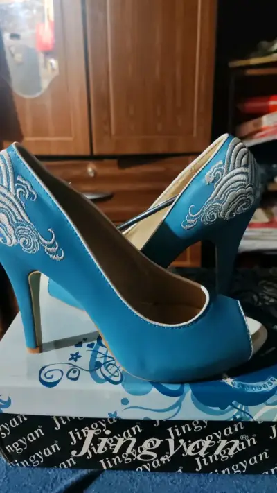 Zapatos de tacón azul con bordado Jingyan - miniatura 1