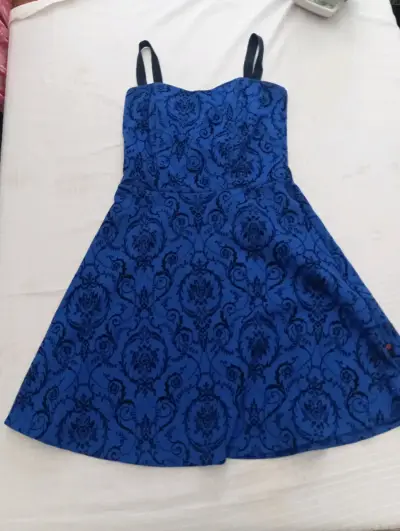 Vestido azul con estampado floral y tirantes - miniatura 1