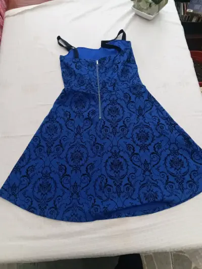 Vestido azul con estampado floral y tirantes - miniatura 2