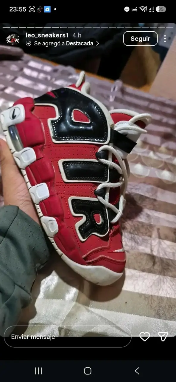 Zapatillas deportivas rojas con diseño AIR