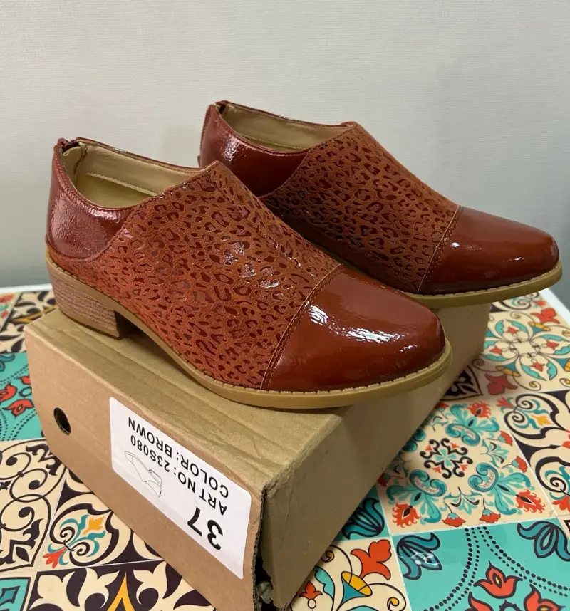 Zapatos marrón con diseño animal print