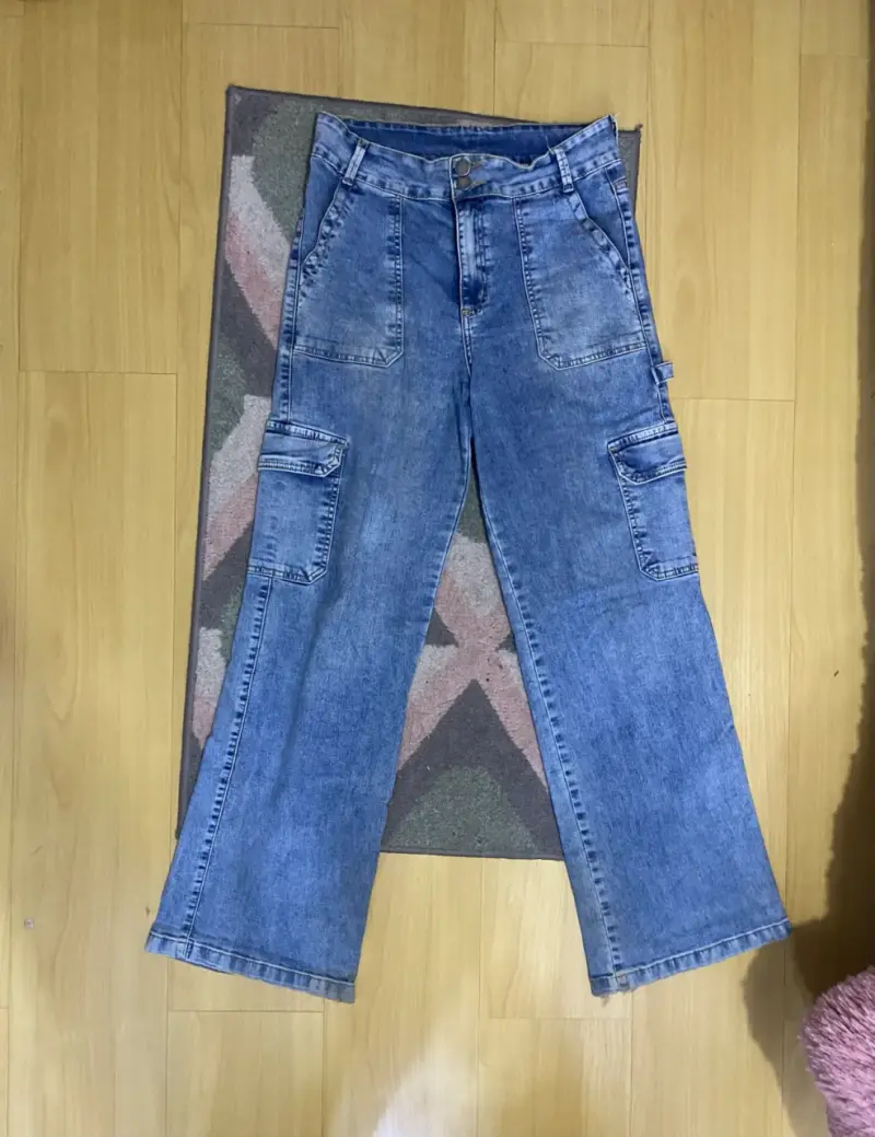 Jeans cargo de mezclilla azul para mujer - 1