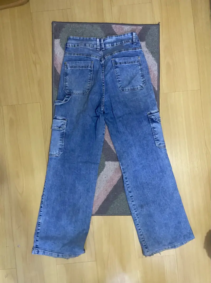 Jeans cargo de mezclilla azul para mujer - 2