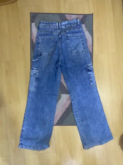 Jeans cargo de mezclilla azul para mujer - miniatura 2