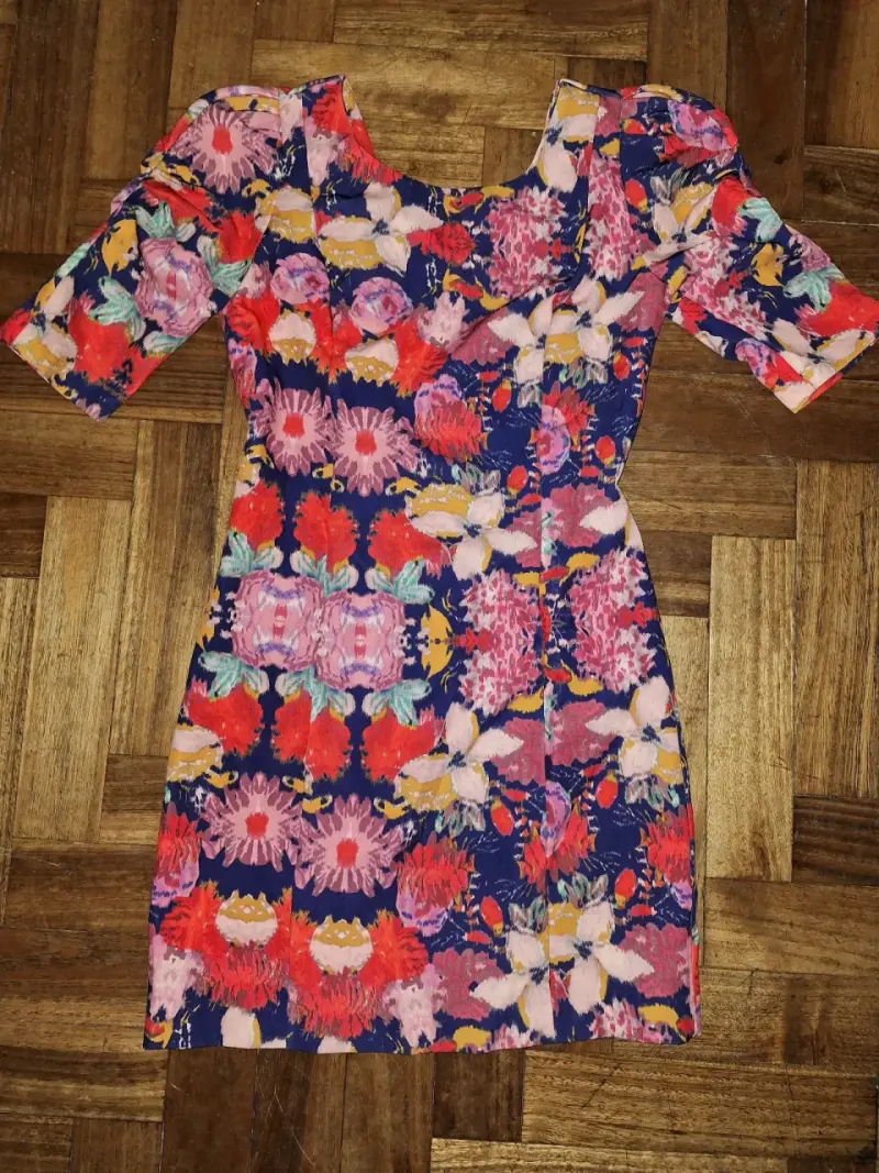 Vestido floral colorido de manga corta - 1