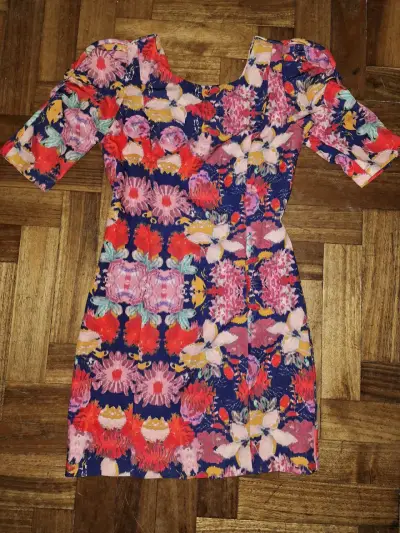 Vestido floral colorido de manga corta - miniatura 1